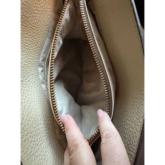 TORY BURCH ROBINSON SATCHEL Pebbled HANDBAG CROSSBODY Beige Excellent Condition - Picture 7 of 12